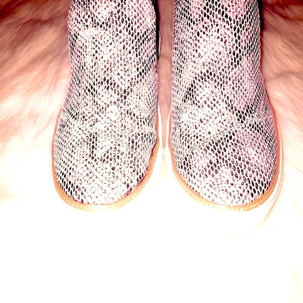 🤍NWOT🤍TOMS Embosssed Shoes